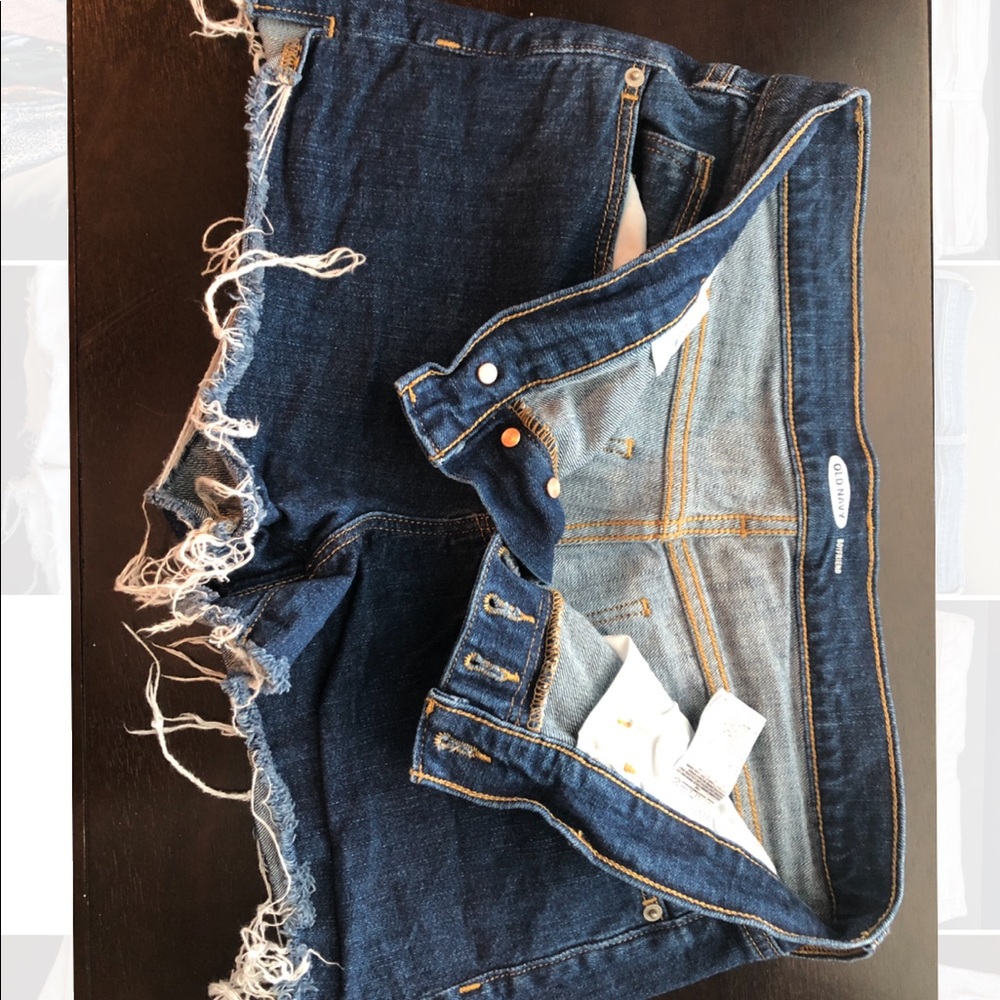 Old Navy. Mid rise denim shorts. Size 6